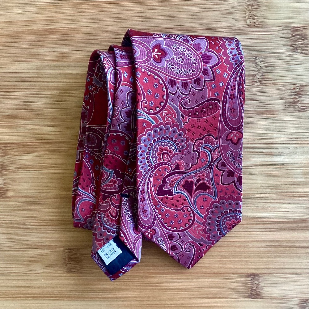 Geoffrey Beene Red Paisley Men’s Silk Tie Classic Career Office Formal Event